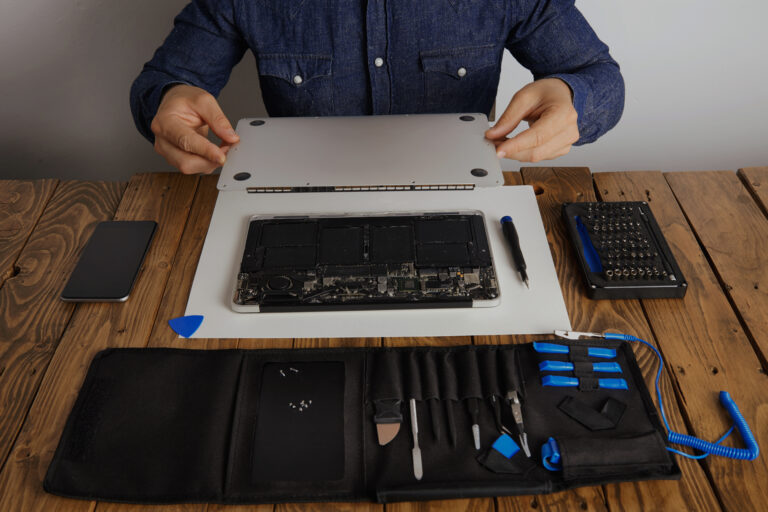 Mantenimiento de PC toolkit box near wooden table logo-real-graytech-belgrano-soporte-tecnico-pc-servicio-tecnico-reparacion-de-pc-reparacion-de-notebook