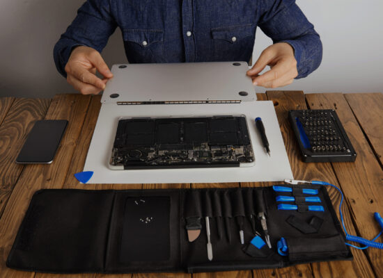 Mantenimiento de PC toolkit box near wooden table logo-real-graytech-belgrano-soporte-tecnico-pc-servicio-tecnico-reparacion-de-pc-reparacion-de-notebook