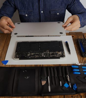 Mantenimiento de PC toolkit box near wooden table logo-real-graytech-belgrano-soporte-tecnico-pc-servicio-tecnico-reparacion-de-pc-reparacion-de-notebook