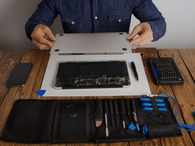 Mantenimiento de PC toolkit box near wooden table logo-real-graytech-belgrano-soporte-tecnico-pc-servicio-tecnico-reparacion-de-pc-reparacion-de-notebook